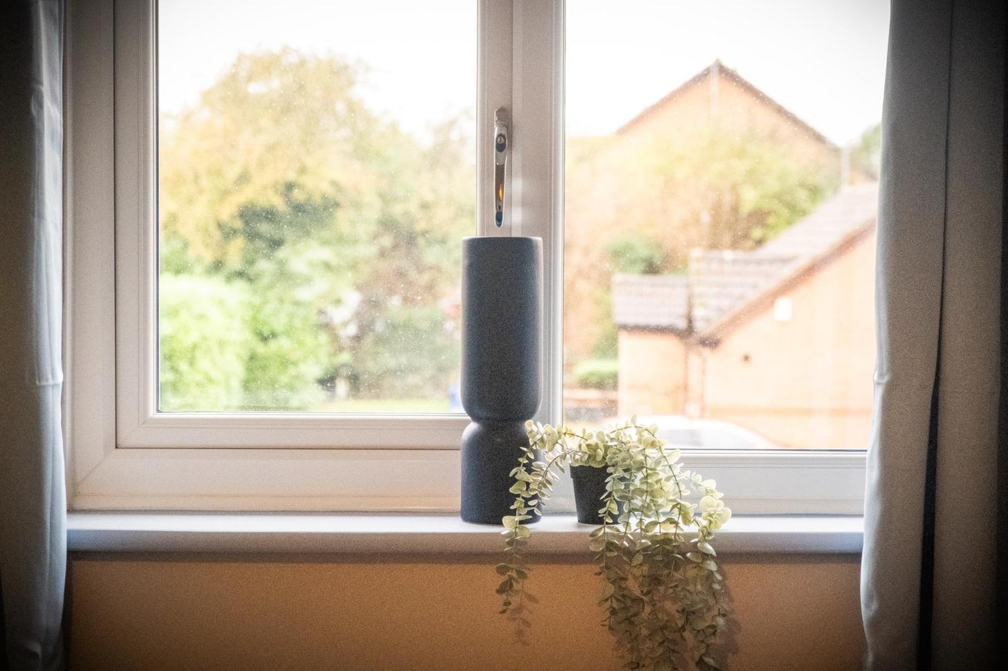 Mk 2-Bedroom Contractor'S Gem, 5 Beds, Sleeps 6, Free Parking Milton Keynes Bagian luar foto