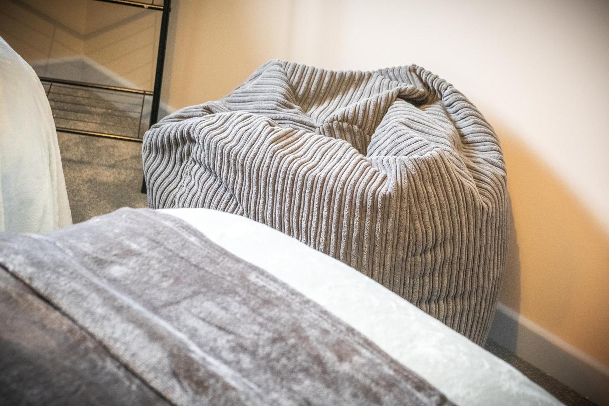 Mk 2-Bedroom Contractor'S Gem, 5 Beds, Sleeps 6, Free Parking Milton Keynes Bagian luar foto