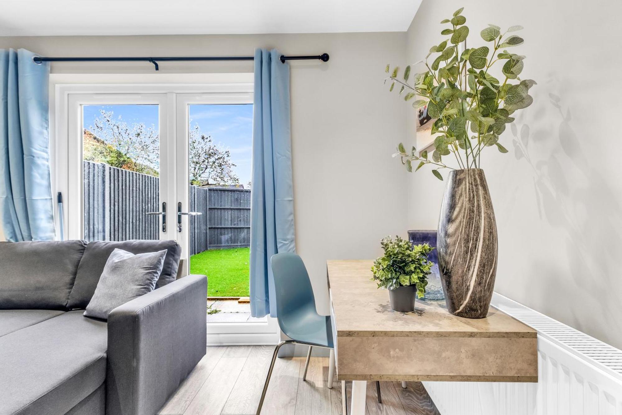 Mk 2-Bedroom Contractor'S Gem, 5 Beds, Sleeps 6, Free Parking Milton Keynes Bagian luar foto