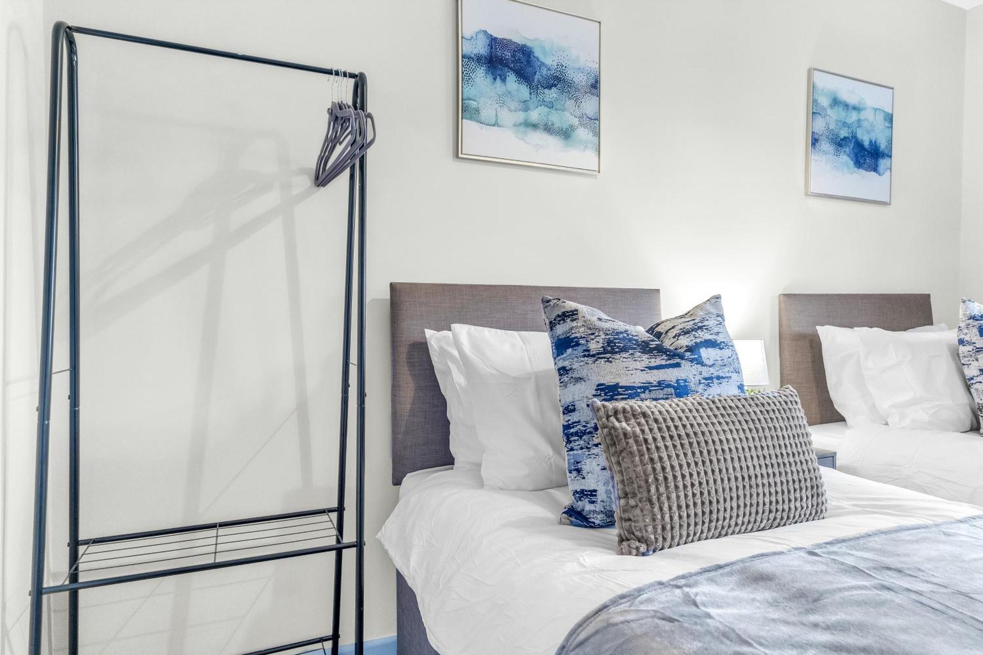 Mk 2-Bedroom Contractor'S Gem, 5 Beds, Sleeps 6, Free Parking Milton Keynes Bagian luar foto